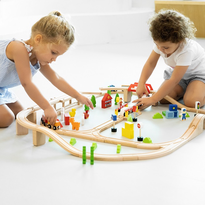 Дерев'яна залізниця Viga Toys - одна з найулюбленіших ігор малюків від 3 років, тат і мам.