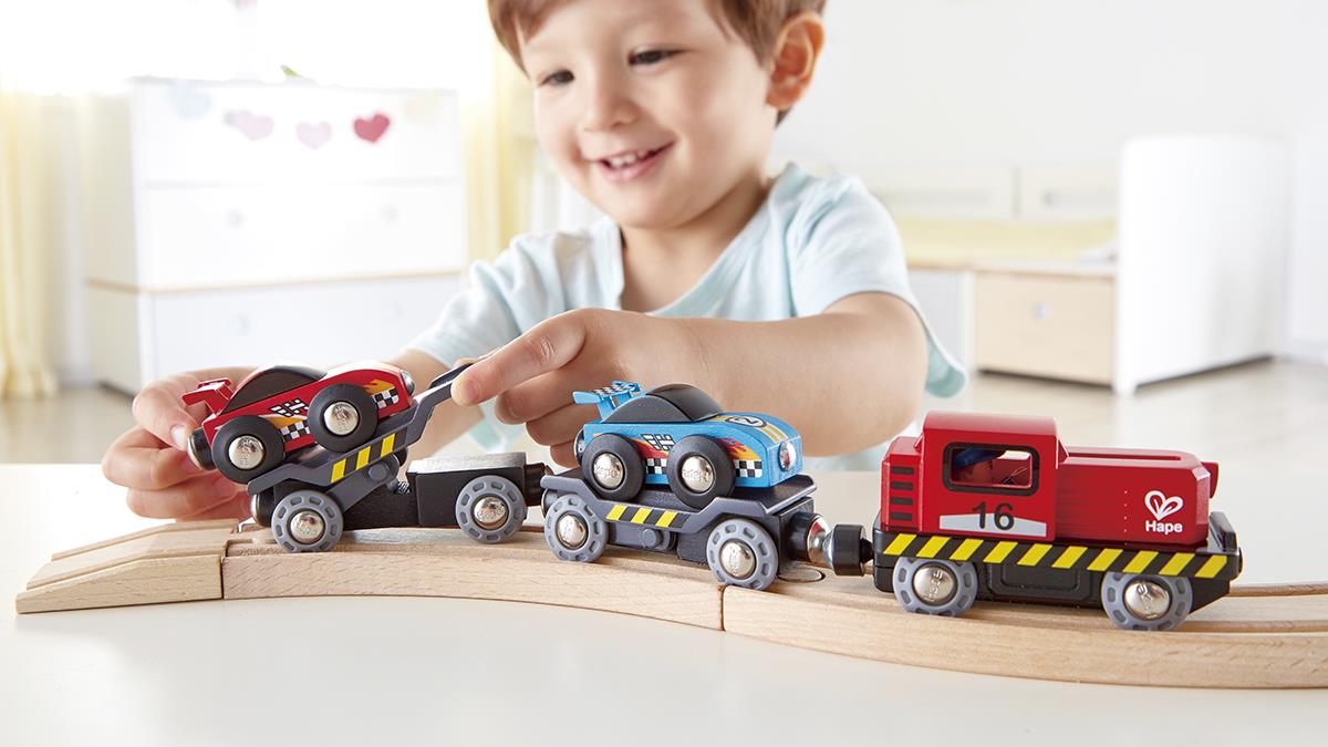 Набір для іграшкової залізниці Hape Поїзд-транспортер для гоночних автомобілів  (E3735)