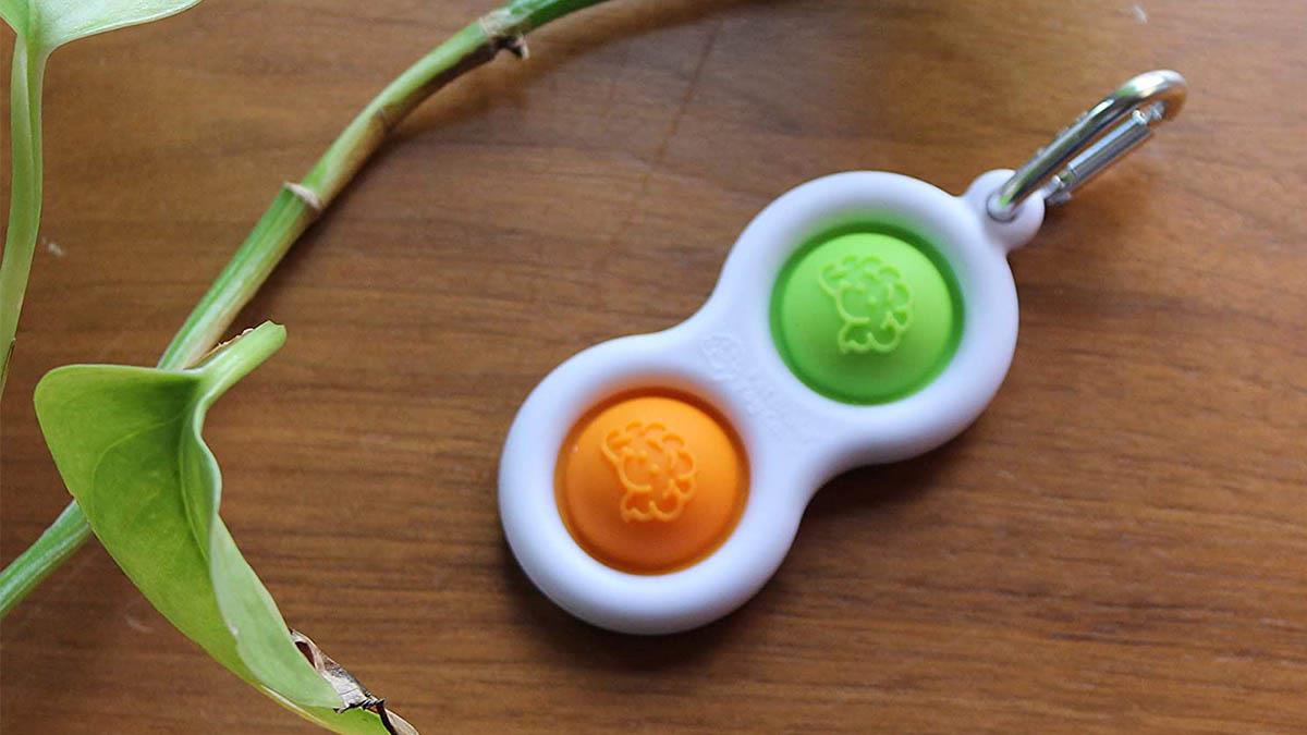 Тактильний антистрес-брелок Кнопки Fat Brain Toys Simpl Dimpl 4 кольори в асорт.  (F2111ML)