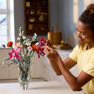 Конструктор LEGO Botanicals Милый розовый букет цветов 749 деталей (10342)