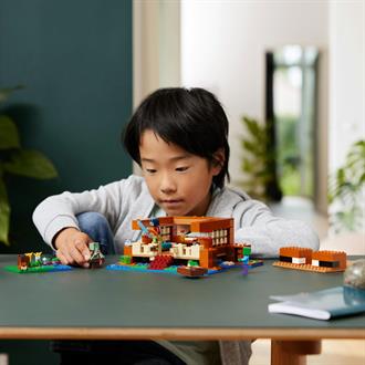 Конструктор LEGO Minecraft Дом в форме лягушки 400 деталей (21256)