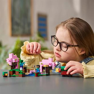 Конструктор LEGO Minecraft Цветущий вишневый сад 304 детали (21260)
