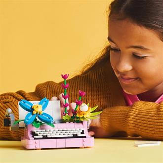 Конструктор LEGO Creator Друкарська машинка з квітами 363 деталі (31169)