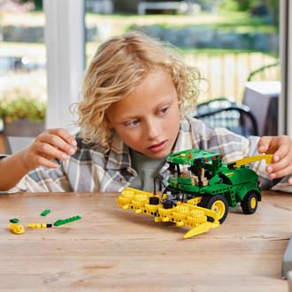 Конструктор LEGO Technic Кормоуборочный комбайн John Deere 9700, 559 деталей (42168)