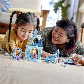 Конструктор LEGO® Disney Frozen Крижана чарівна країна Анни та Ельзи 154 деталі (43194)