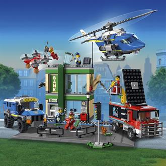 Конструктор LEGO® City Police Поліцейська погоня у банку 915 деталей (60317)