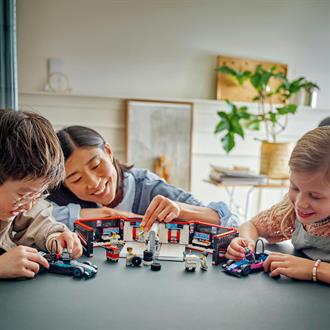 Конструктор LEGO City Гараж F1 и автомобили Mercedes-AMG и Alpine 678 деталей (60444)