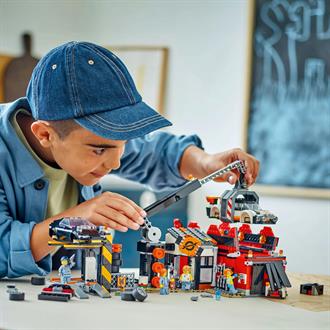 Конструктор LEGO City Звалище з автомобілями 871 деталь (60472)