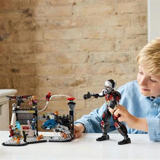 Конструктор LEGO Super Heroes Первый мститель Противостояние Приключенческая битва 736 деталей (76314)