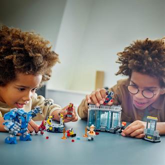 Конструктор LEGO Marvel Лаборатория Железного Человека: зал доспехов 384 детали (76315)