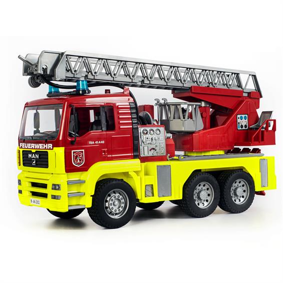 Пожежна машина Bruder MAN TGA зі сходами, водяним насосом та шоломом зі світлом та звуками 1:16 (01760) - зображення 2