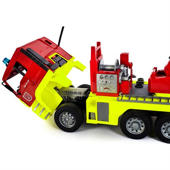 Пожежна машина Bruder MAN TGA зі сходами, водяним насосом та шоломом зі світлом та звуками 1:16 (01760) - зображення 4