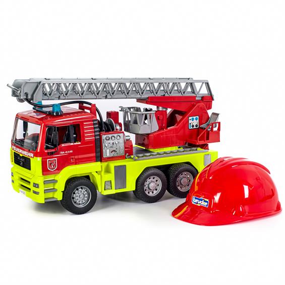 Пожежна машина Bruder MAN TGA зі сходами, водяним насосом та шоломом зі світлом та звуками 1:16 (01760) - зображення 1