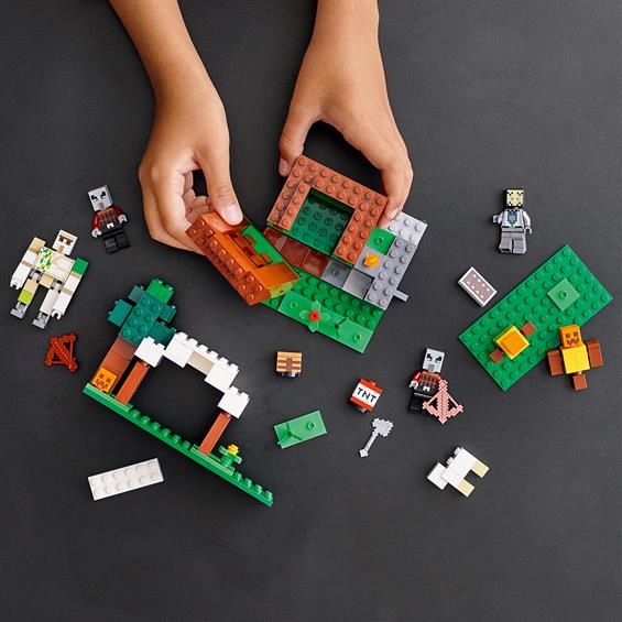 Конструктор LEGO® Minecraft™ Лігво розбійників 303 деталі (21159) - зображення 10