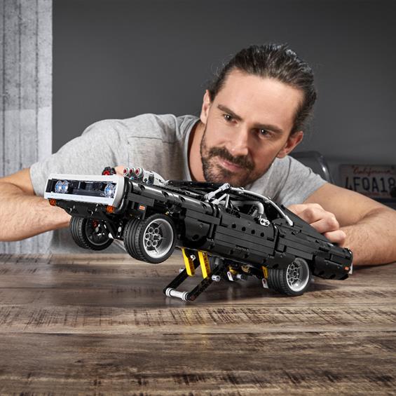 Конструктор LEGO® Technic Dodge Charger Домініка Торетто 1077 деталей (42111) - зображення 1