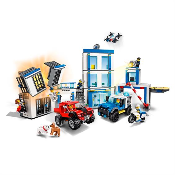 Конструктор LEGO® City Police Поліцейська дільниця 743 деталі (60246) - зображення 8