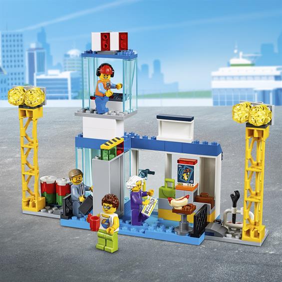 Конструктор LEGO® City Airport Міський аеропорт 286 деталей (60261) - зображення 8