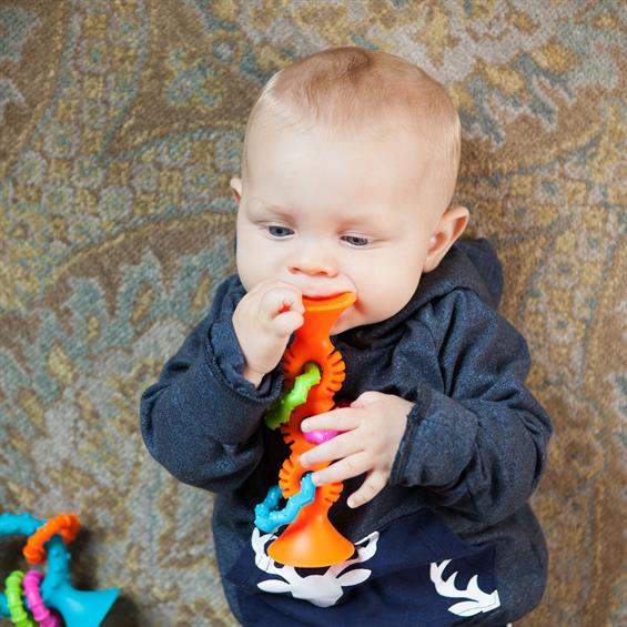 Прорізувач-брязкальце на присосках Fat Brain Toys pipSquigz Loops помаранчевий (F165ML) - зображення 12